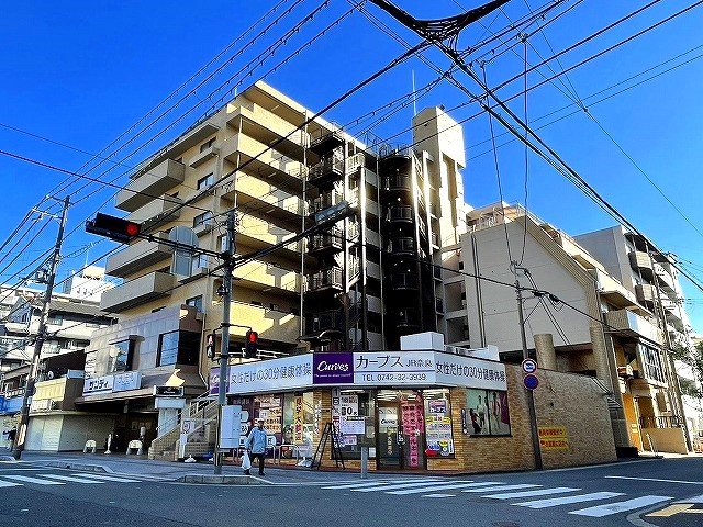 【奈良市三条宮前町のマンションの建物外観】