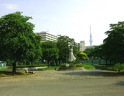 【荒川区南千住のマンションの公園】