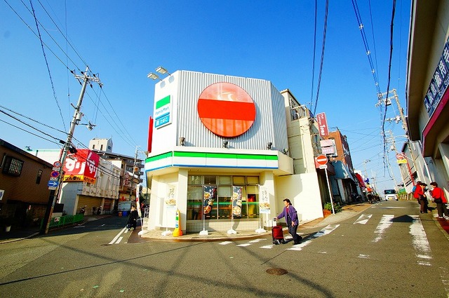 【茨木市総持寺駅前町のマンションのコンビニ】