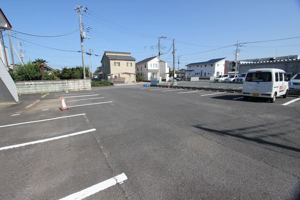 【水戸市千波町のアパートの駐車場】