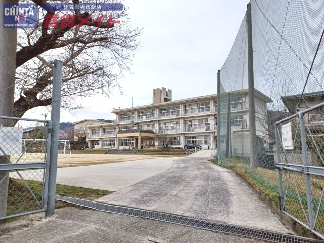 小学校　伊賀市立三訪小学校（小学校）まで808m