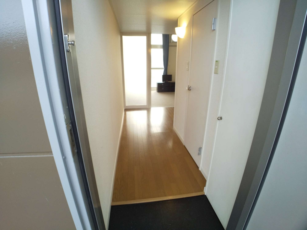 玄関　玄関ドアは防犯サムターン設置