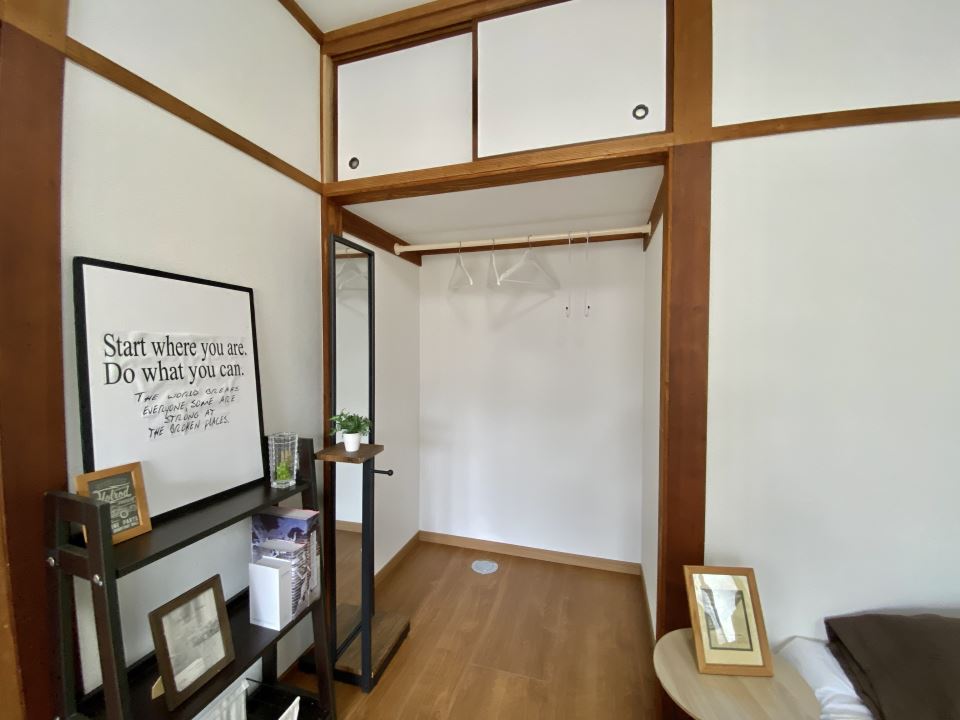 収納　ハンガーパイプ付きの収納です