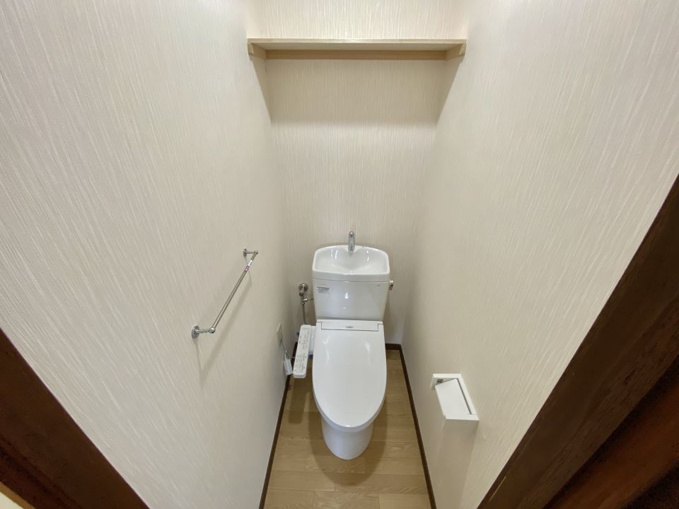 トイレ　新しい温水洗浄便座付のトイレです