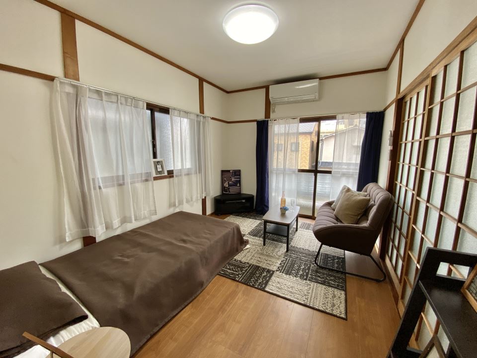 居室・リビング　６畳の洋室　新しい床に貼り換えてます