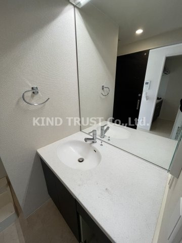 洗面設備　明るい洗面所です