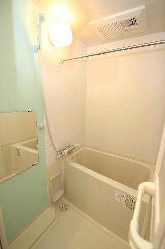 バス・シャワールーム　壁面の色はお部屋により異なります。