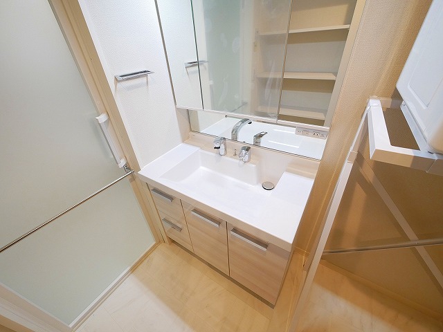 洗面設備　ゆったりとスペースのある洗面所