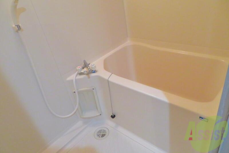 バス・シャワールーム　足が延ばせるバスタブでのんびりできますね。