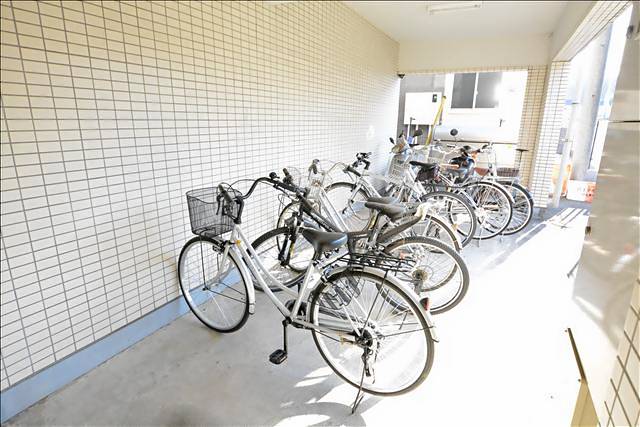 その他共有部分　敷地内に屋根つき駐輪場です