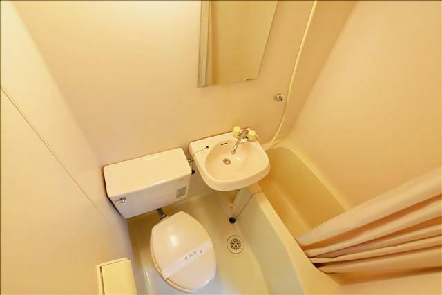 バス・シャワールーム　３点セットのユニットバスです