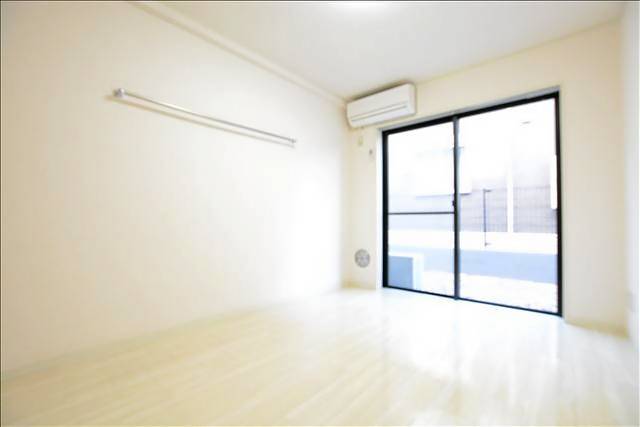 居室・リビング　白を基調とした明るい綺麗な居室です