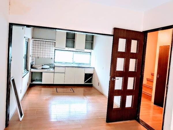 キッチン　リフォーム中　同タイプ別部屋の写真です
