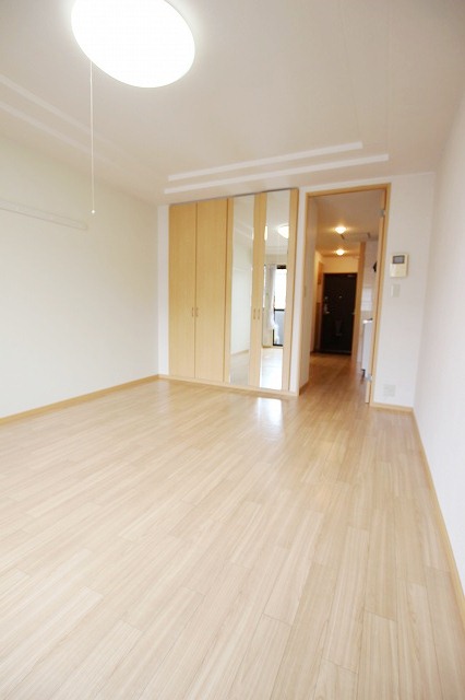 居室・リビング　同物件別号室