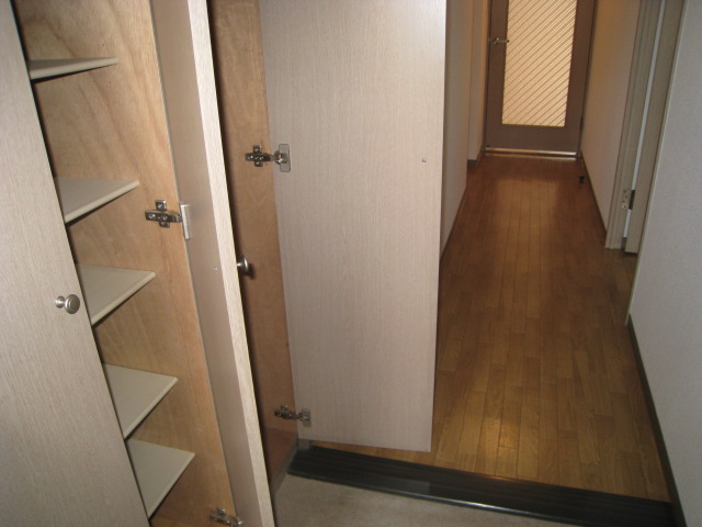 玄関　※写真は別のお部屋です。現況を優先させて頂きます。