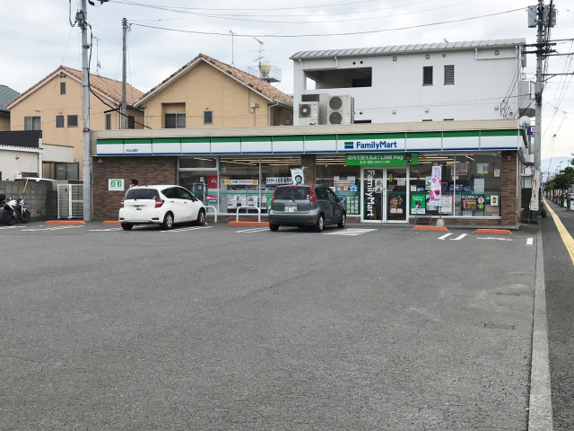 コンビニ　ファミリーマート　松山山越店（コンビニ）まで400m