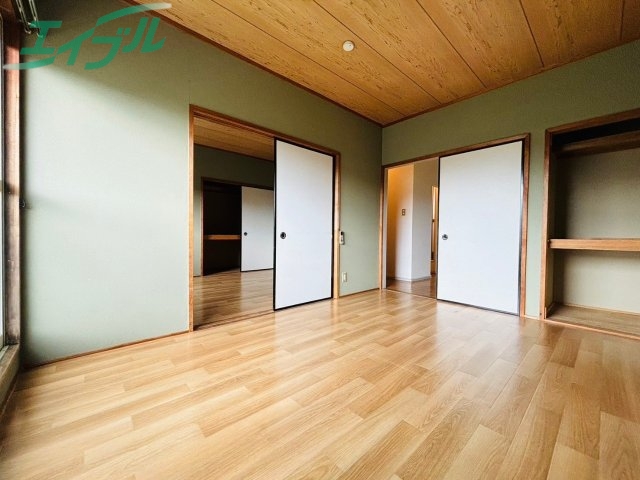 居室・リビング　同物件別室写真