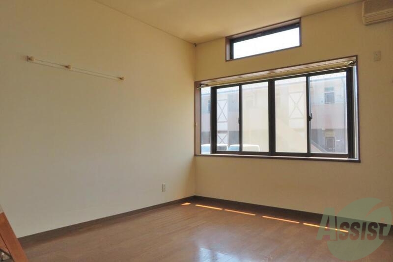 居室・リビング　大きな窓が印象的な広々としたお部屋です。