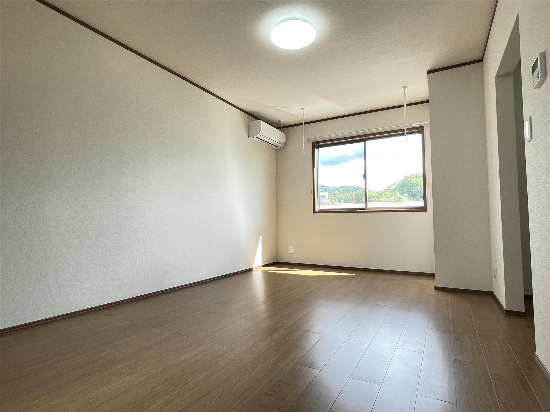山形市 2階建 築2年の居間写真