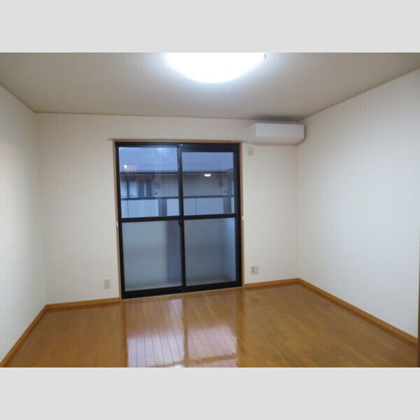 居室・リビング　居室照明が付いています