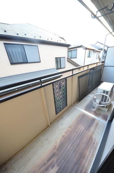 バルコニー　バルコニーも少し広いですね