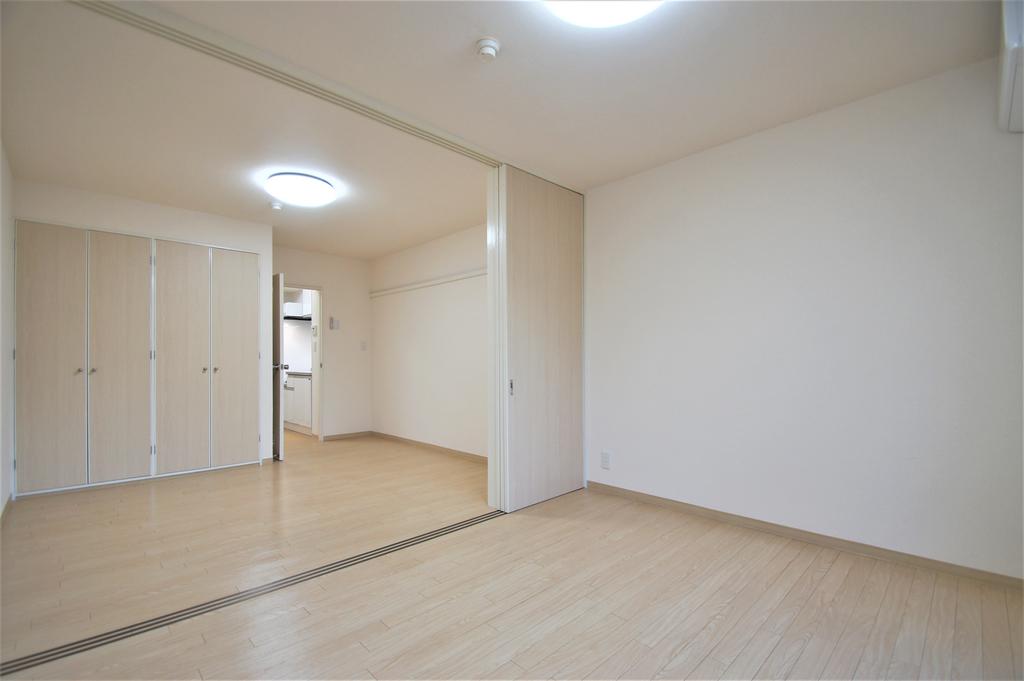 居室・リビング　洋室は6帖と7帖。天井の照明器具は備え付けです。