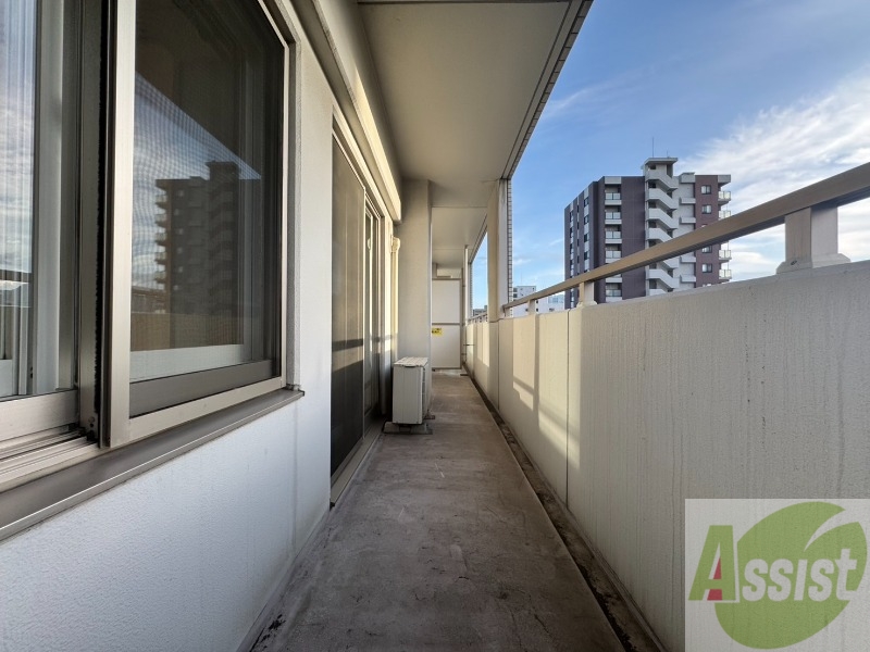 バルコニー　バルコニー。洗濯物がはかどりそうな広さがありますよ。