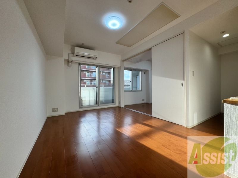 居室・リビング　リビングです。木目のフローリングが落ち着きますね。