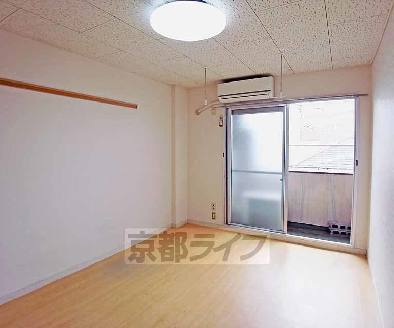 居室・リビング　スッキリしたお部屋です。