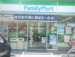 コンビニ　ファミリーマート（コンビニ）まで400m