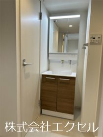 洗面設備　朝に嬉しい独立洗面台です。