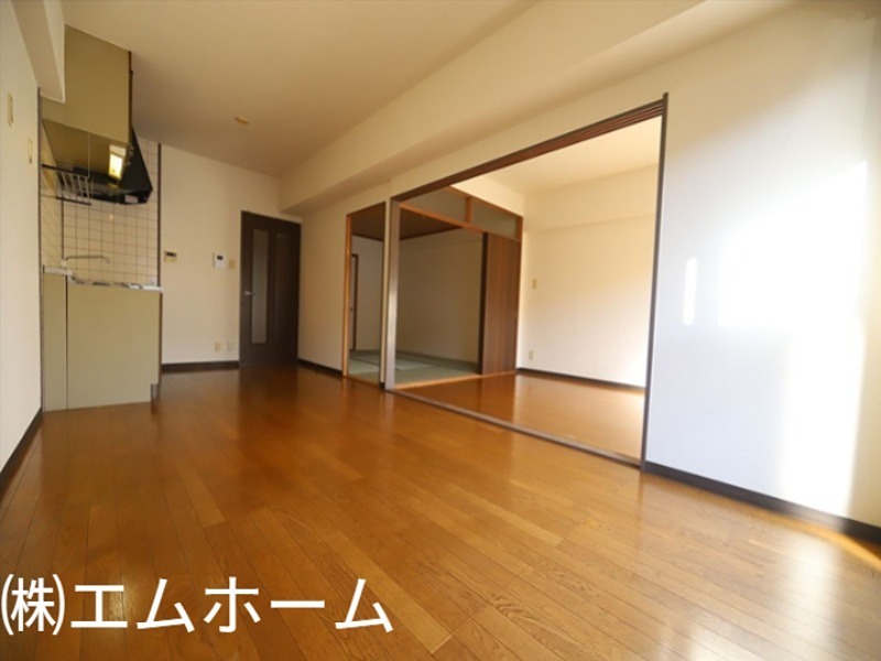 居室・リビング　ＬＤＫ10.5帖　洋室6帖とつなげても仕切っても使えます