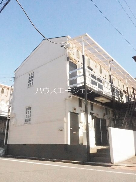 建物外観　白と青を基調とした外観です