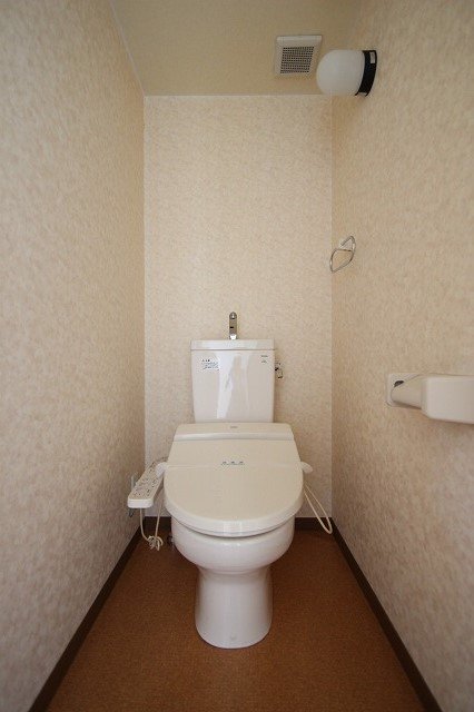 トイレ　同物件、別号室のものです。