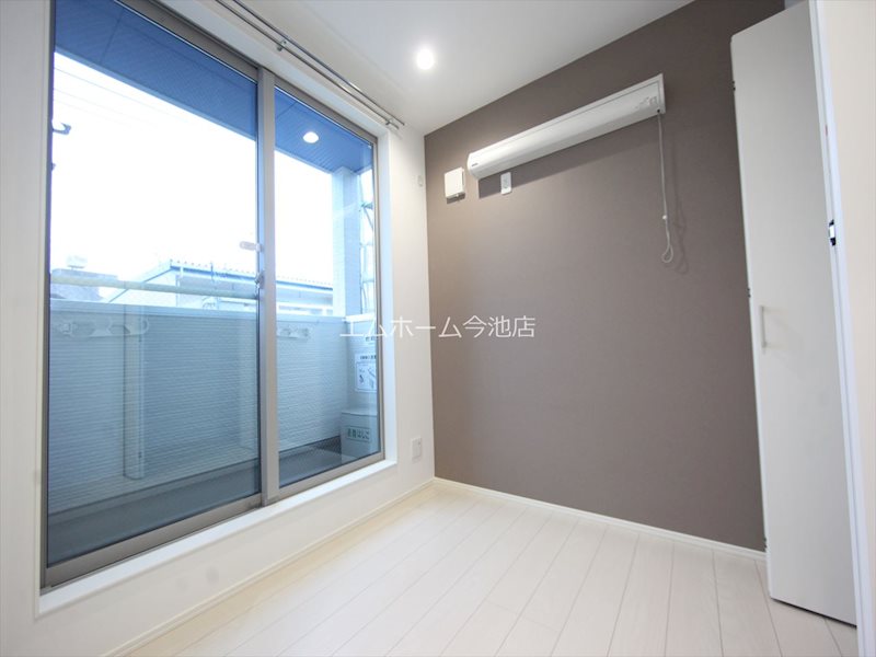 その他部屋・スペース　洋室3.4帖　収納充実　南向バルコニーに面しています