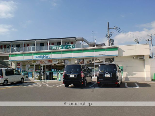 コンビニ　ファミリーマート（コンビニ）まで684m