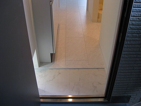 玄関　（別タイプ参考写真）アミル中十条　北区中十条3