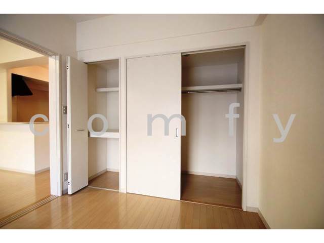 収納　壁一面に並ぶ収納