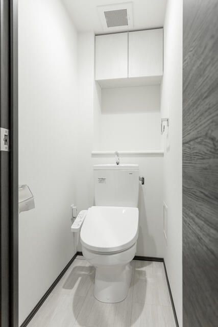 トイレ　落ち着いた色調のトイレです