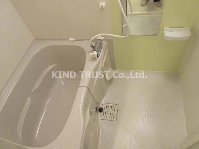 バス・シャワールーム　コンパクトで使いやすいお風呂です