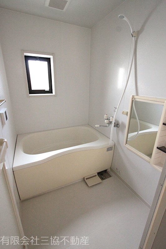 バス・シャワールーム　追焚機能＋換気窓付き