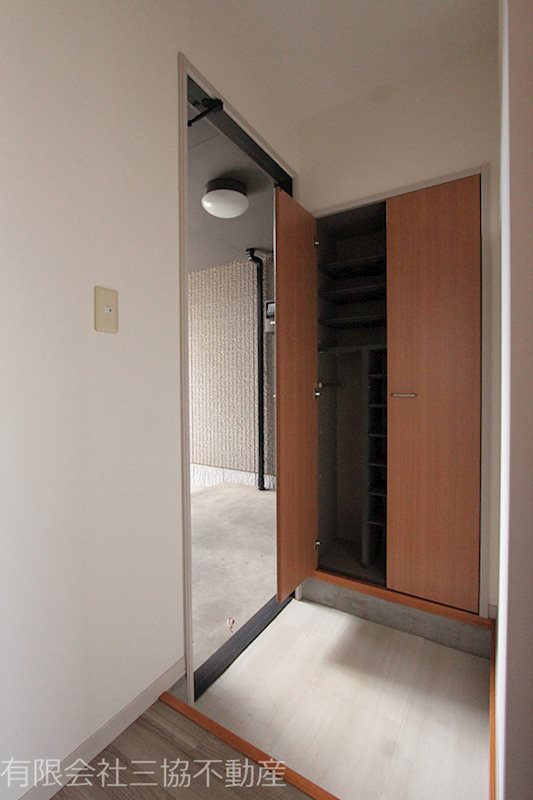 玄関　大き目の下駄箱付き