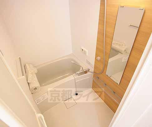 バス・シャワールーム　大きな鏡付きですよ。