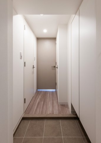 玄関　※同タイプ参考写真です（カラータイプが異なる場合がございます