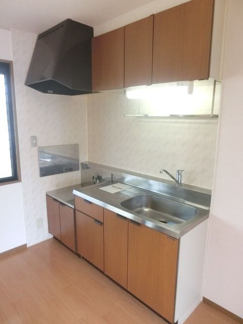 キッチン　キッチンの横に窓があるのでお料理中もしっかり換気できます