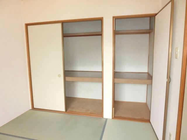 収納　お布団やお洋服も収納できます