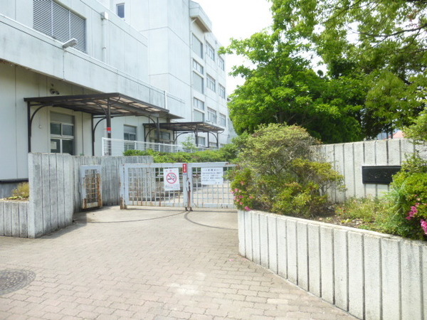 小学校　小田原市立富士見小学校（小学校）まで975m