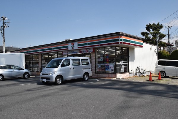 コンビニ　セブンイレブン（コンビニ）まで614m