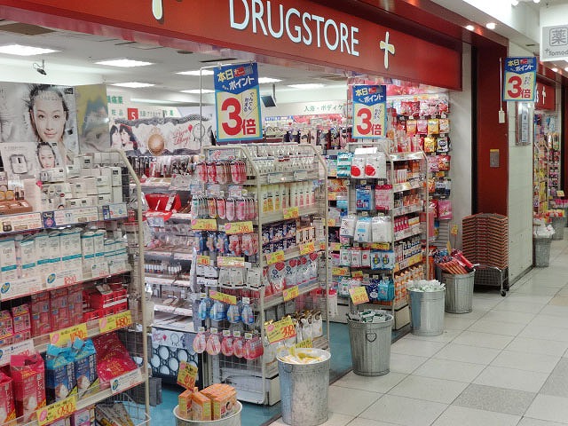 ドラックストア　トモズ新杉田店（ドラッグストア）まで566m