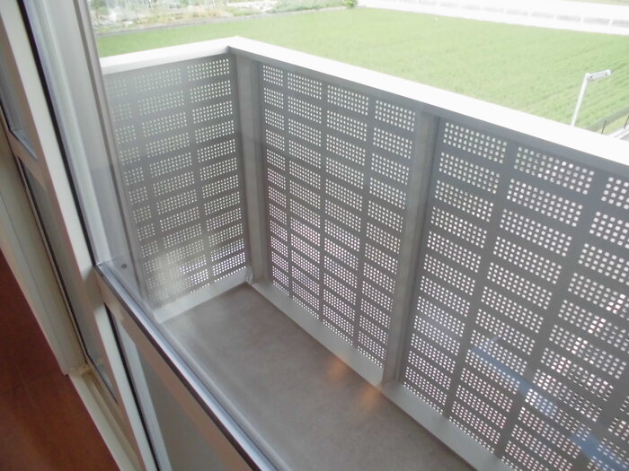 バルコニー　暖かな日差しのふりそそぐバルコニー